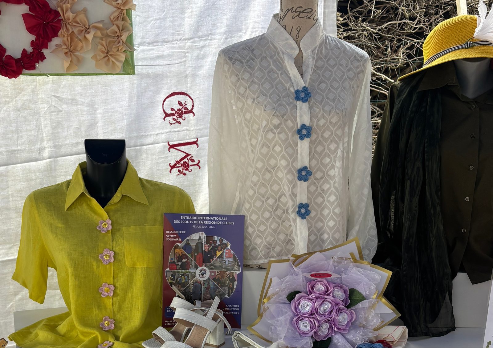 Vitrine de la ressourcerie : chemisiers personnalisés et créations de l'atelier couture