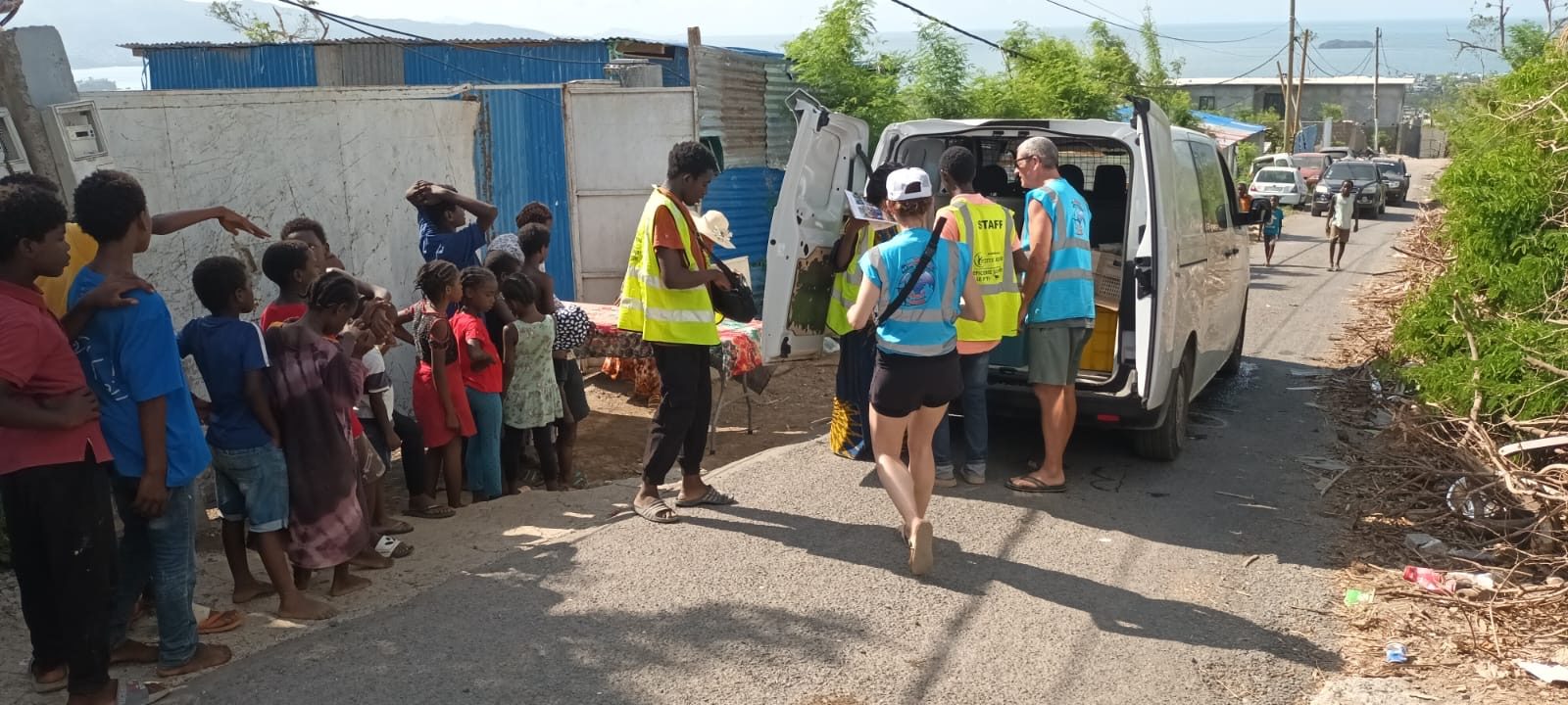 Distribution de repas à Mayotte après le cyclone Chido