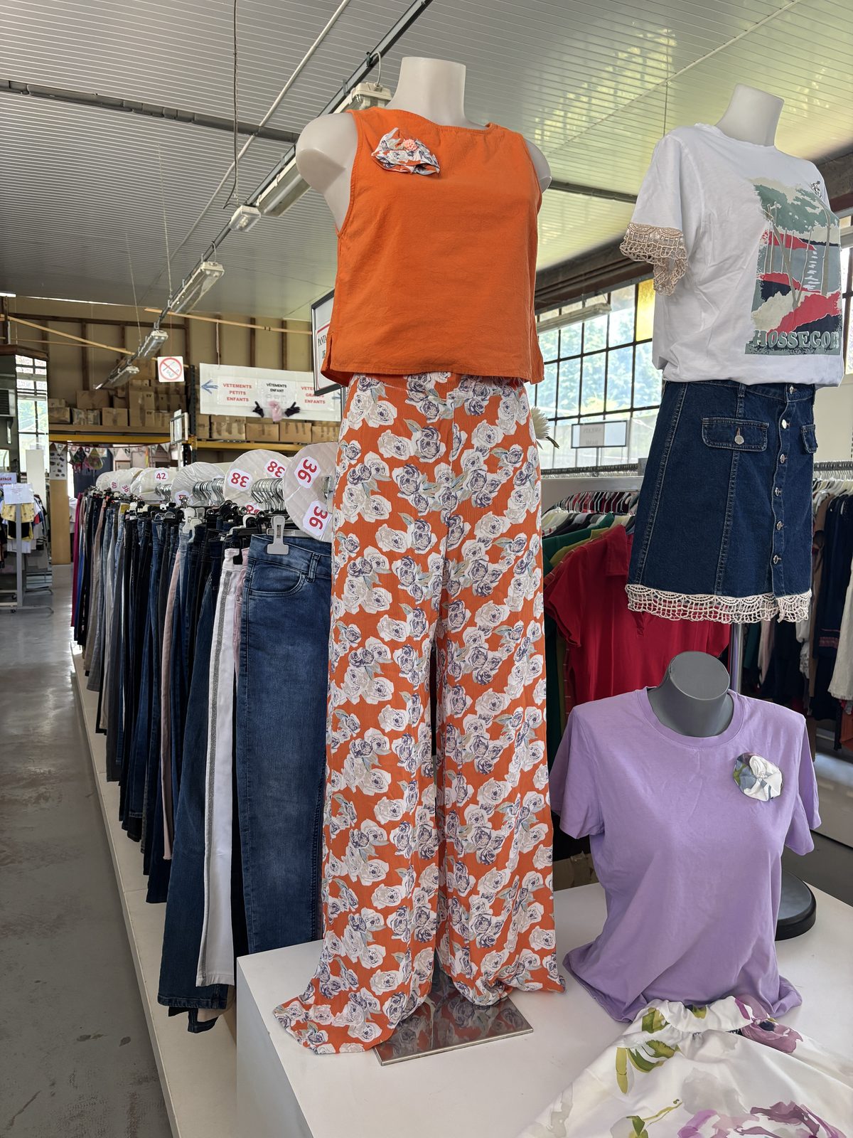 Le rayon vêtements de la ressourcerie